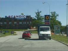 Kuva tienvarsipaikasta. Klikkaa kuva bensiinin hintataulusta.